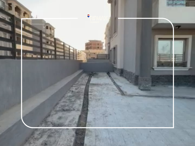 Apartment with a large private garden in Khamayel Heights