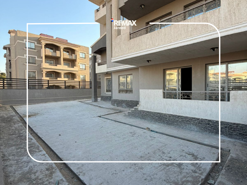 Apartment with a large private garden in Khamayel Heights