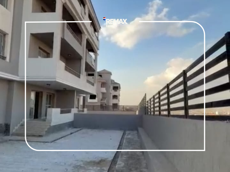 Apartment with a large private garden in Khamayel Heights