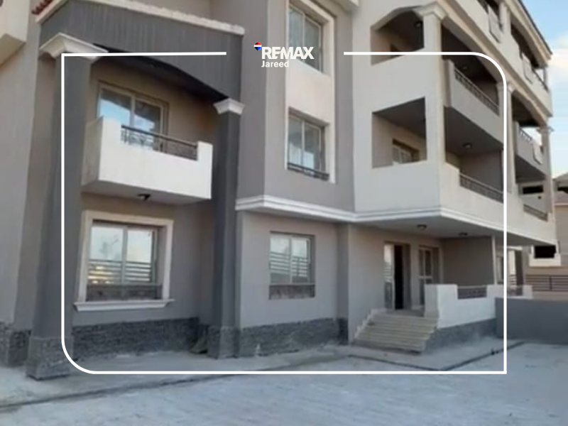Apartment with a large private garden in Khamayel Heights