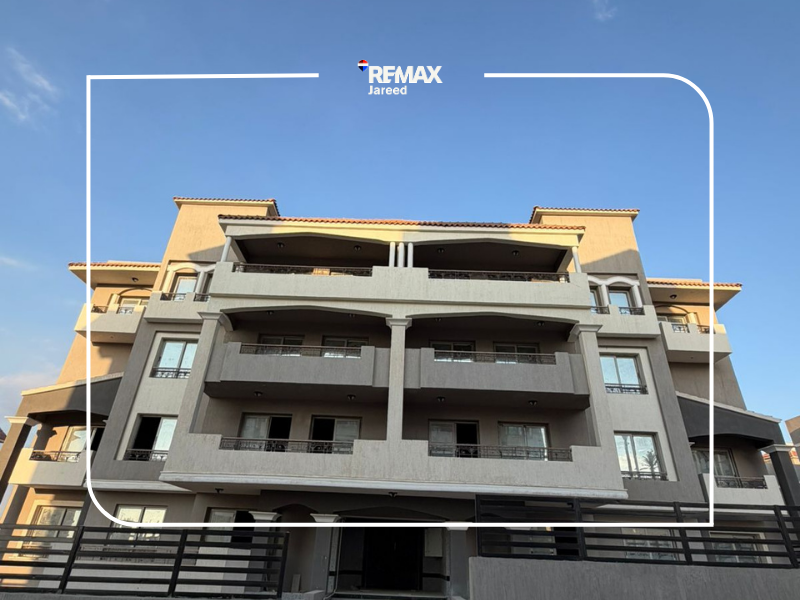 Apartment with a large private garden in Khamayel Heights