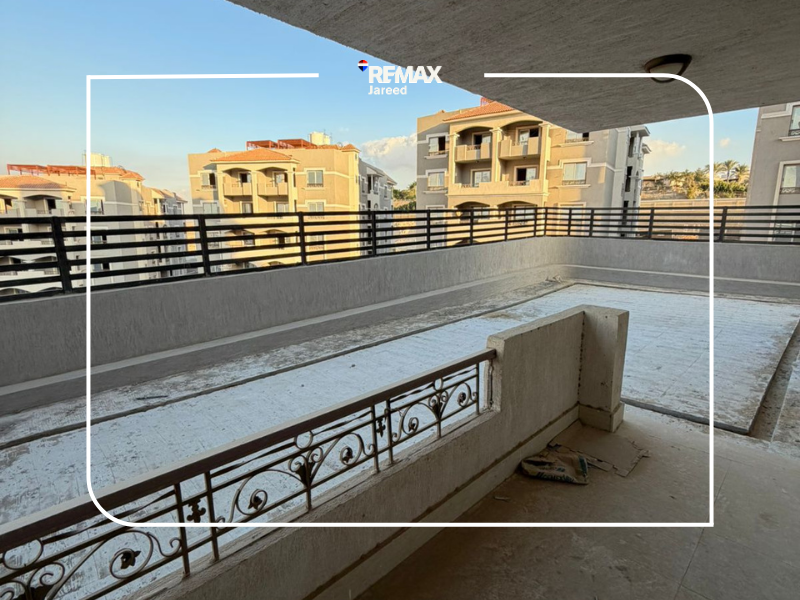 Apartment with a large private garden in Khamayel Heights