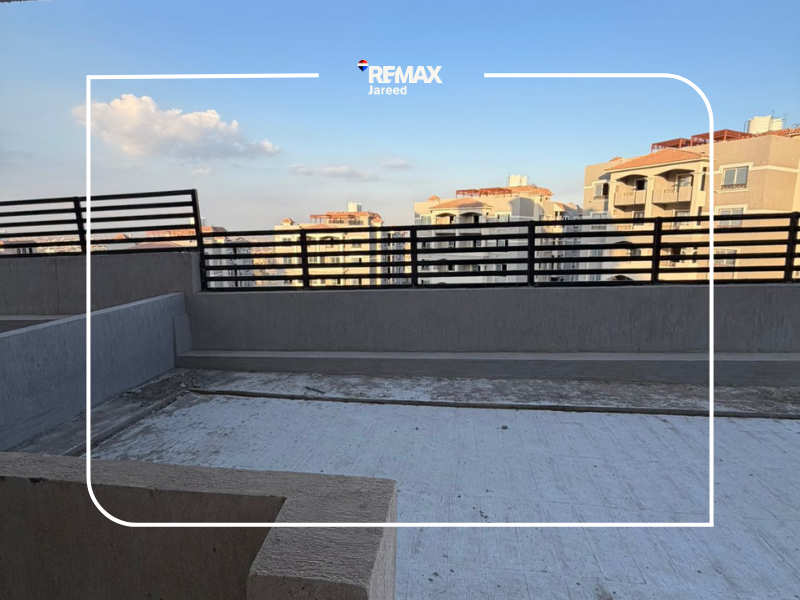 Apartment with a large private garden in Khamayel Heights